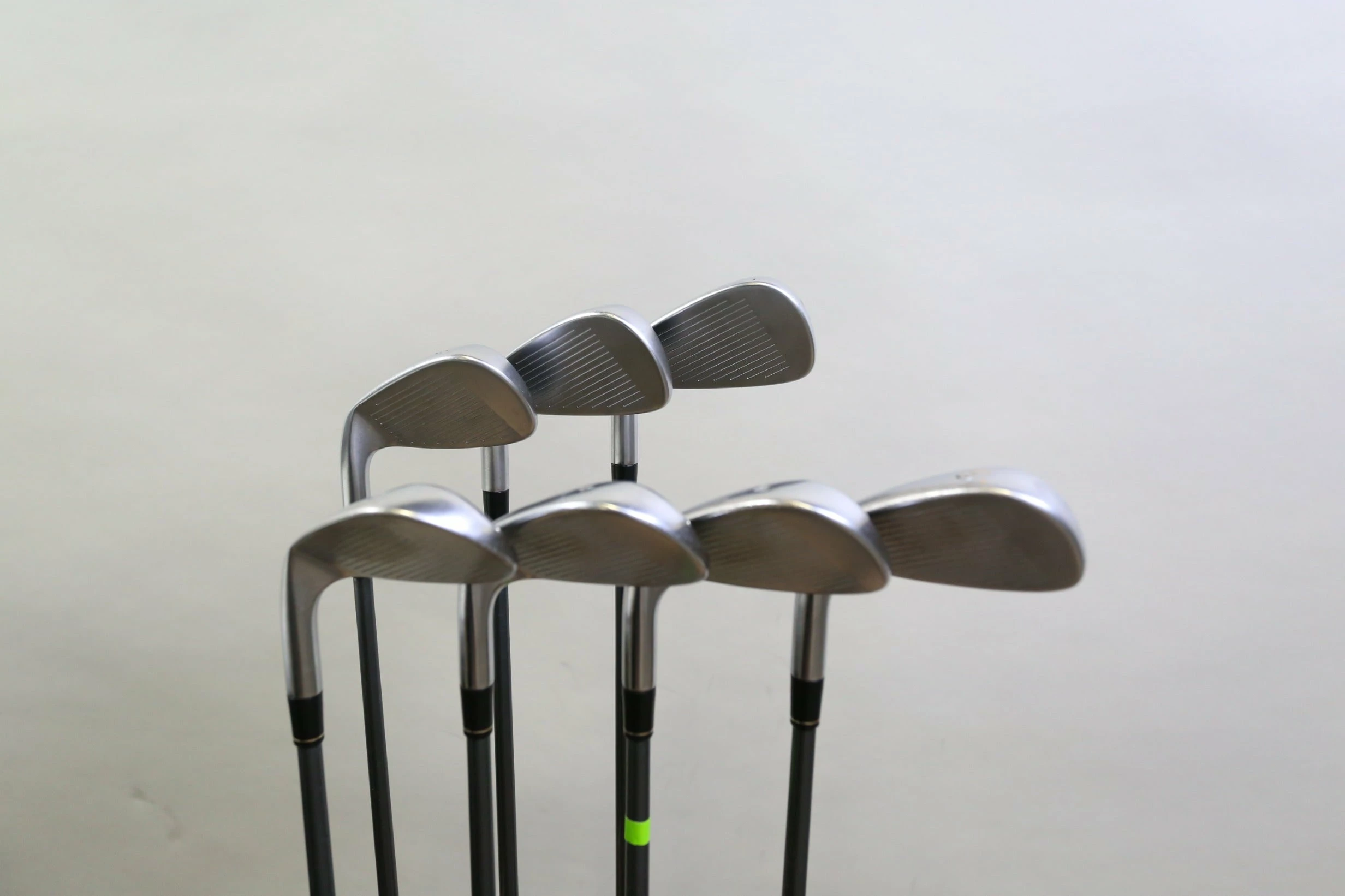 TaylorMade R9 5-6, 8-SW Iron Set RH -0.25 In Fujikura Graphite Shafts Stiff Flex 4 TaylorMade R9 5-6, 8-SW Iron Set RH -0.25 In Fujikura Graphite Shafts Stiff Flex - Image 2
